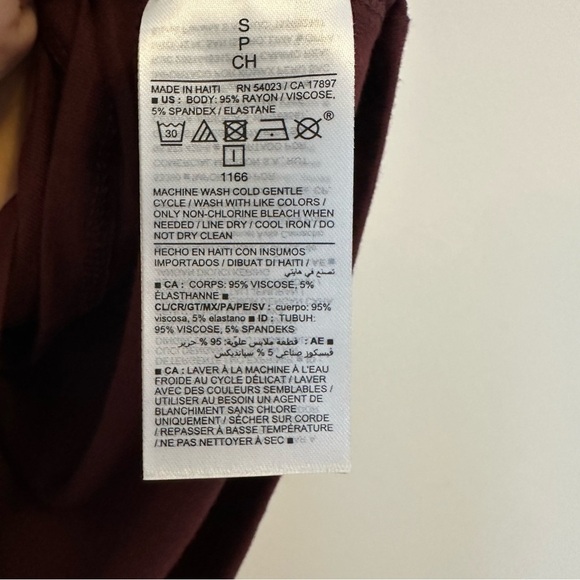 Old Navy Luxe V-Neck Everyday T-Shirt Burgundy Women’s small NWT - Picture 3 of 4